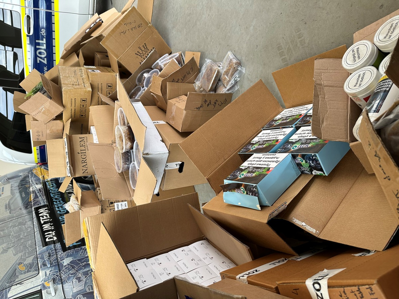 HZA-K: Zoll: Rund 530 Kilogramm Wasserpfeifentabak und fast 70 Liter unversteuerte E-Liquids in Köln sichergestellt / knapp 50.000 Euro Steuerschaden, noch vor Ort Strafverfahren eingeleitet - Foto: presseportal.de