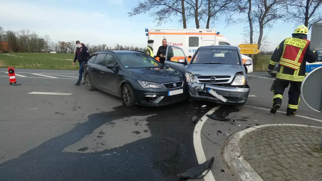 POL-CUX: Verkehrsunfall mit einer schwer und einer leicht verletzten Person in Dorum (Lichtbild in der Anlage) - Bild: presseportal.de