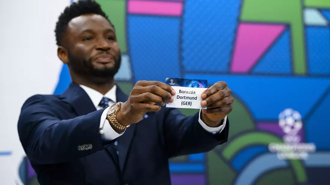 Der ehemalige nigerianische Fußballspieler und Botschafter des Champions-League-Finales in London, John Obi Mikel, zeigt das Los. - Bild: Jean-Christophe Bott/KEYSTONE/dpa
