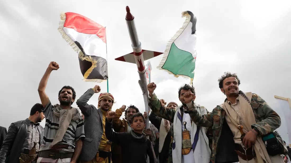 Anhänger der Huthi in Sanaa. Die Huthi agieren nach eigenen Angaben aus Solidarität mit der islamistischen Hamas im Gazastreifen und richten ihre Attacken auf Frachter mit angeblicher Verbindung zu Israel, den USA oder Großbritannien. - Bild: Osamah Abdulrahman/AP/dpa