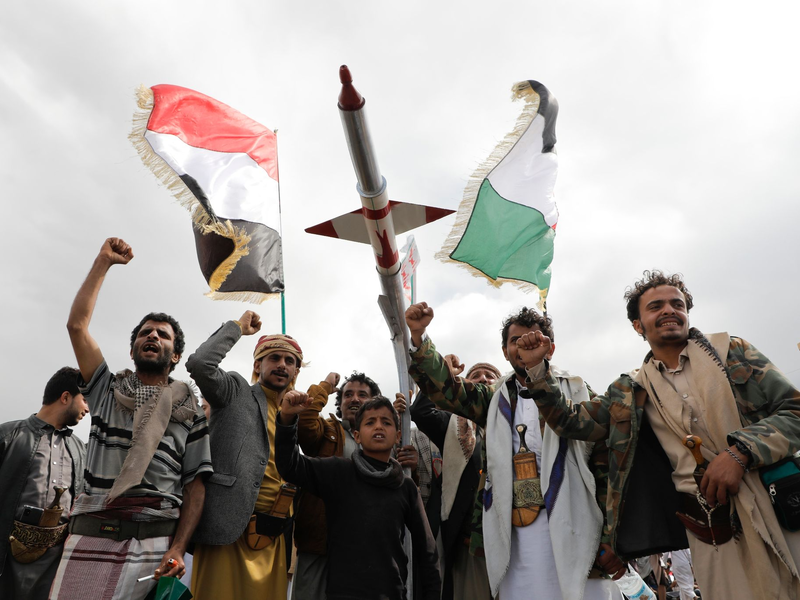 Anhänger der Huthi in Sanaa. Die Huthi agieren nach eigenen Angaben aus Solidarität mit der islamistischen Hamas im Gazastreifen und richten ihre Attacken auf Frachter mit angeblicher Verbindung zu Israel, den USA oder Großbritannien. - Foto: Osamah Abdulrahman/AP/dpa