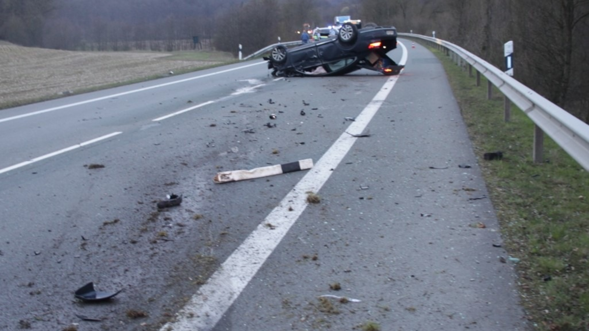 POL-HX: Nach Sekundenschlaf - Pkw landet auf dem Dach - Foto: presseportal.de