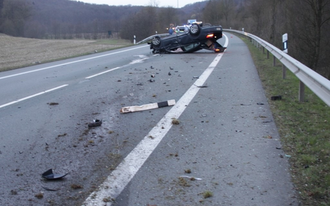 POL-HX: Nach Sekundenschlaf - Pkw landet auf dem Dach - Foto: presseportal.de