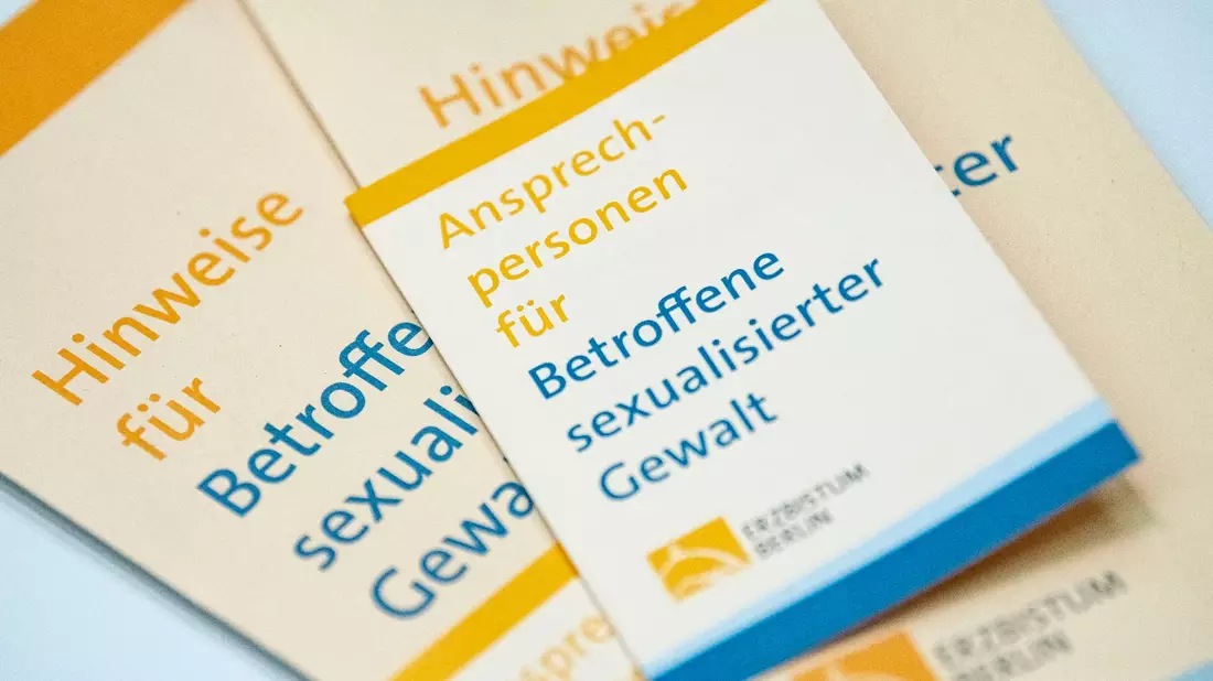 Seit dem 1. März 2023 können Betroffene sexualisierter Gewalt gegen bereits entschiedene Fälle ohne Begründung Widerspruch einlegen. - Bild: Fabian Sommer/dpa