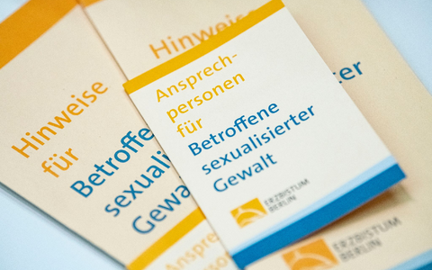 Seit dem 1. März 2023 können Betroffene sexualisierter Gewalt gegen bereits entschiedene Fälle ohne Begründung Widerspruch einlegen. - Foto: Fabian Sommer/dpa