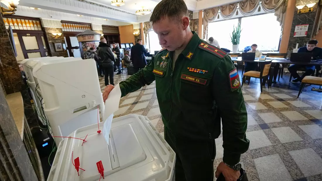 Ein russischer Soldat gibt während der Präsidentschaftswahl in einem Wahllokal Moskau seine Stimme ab. - Bild: Alexander Zemlianichenko/AP