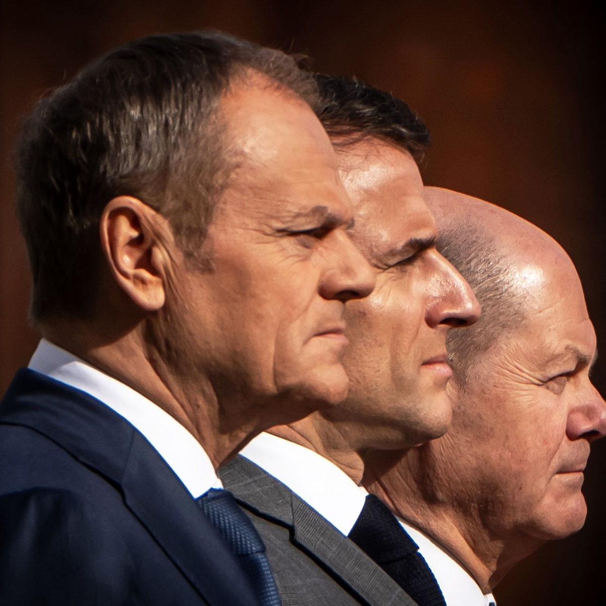 Bundeskanzler Olaf Scholz (SPD, l) empfängt Frankreichs Präsident Emmanuel Macron (r) und Polens Ministerpräsident Donald Tusk zu einem gemeinsamen Treffen. - Foto: Michael Kappeler/dpa