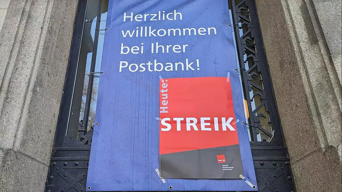 Streik-Hinweis an einer Postbank-Filiale (Archiv) - Bild: über dts Nachrichtenagentur