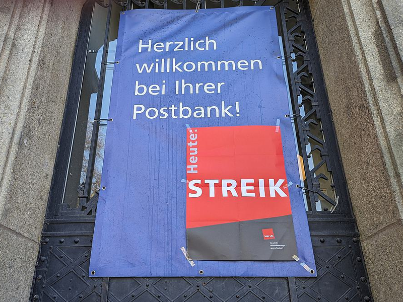 Streik-Hinweis an einer Postbank-Filiale (Archiv) - Foto: über dts Nachrichtenagentur