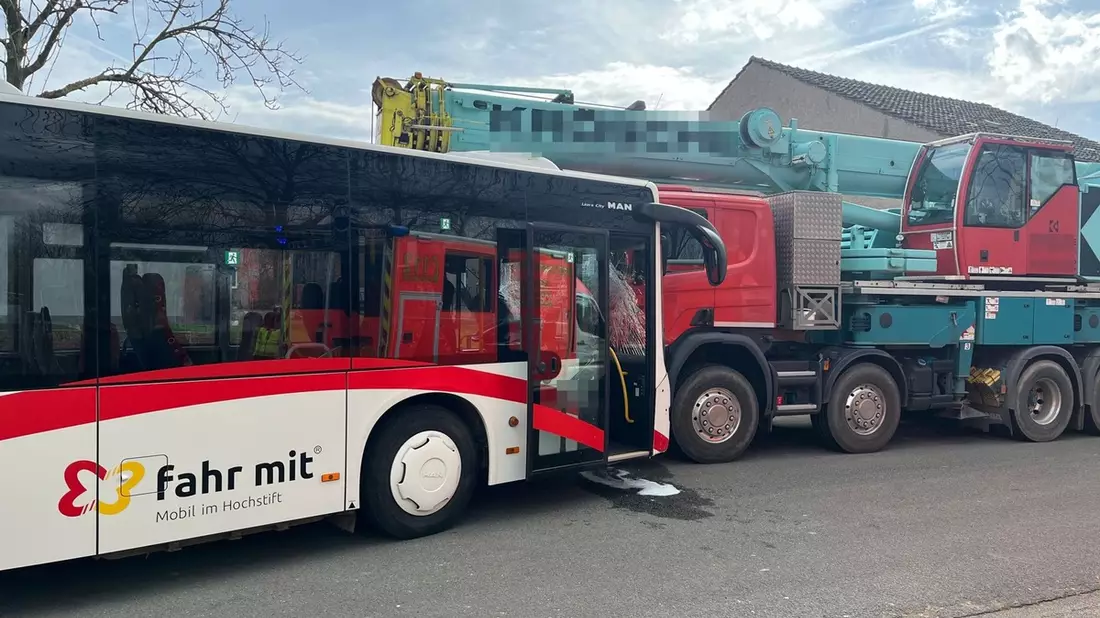 POL-HX: Schulbus rollt gegen parkenden Kranwagen - Bild: presseportal.de