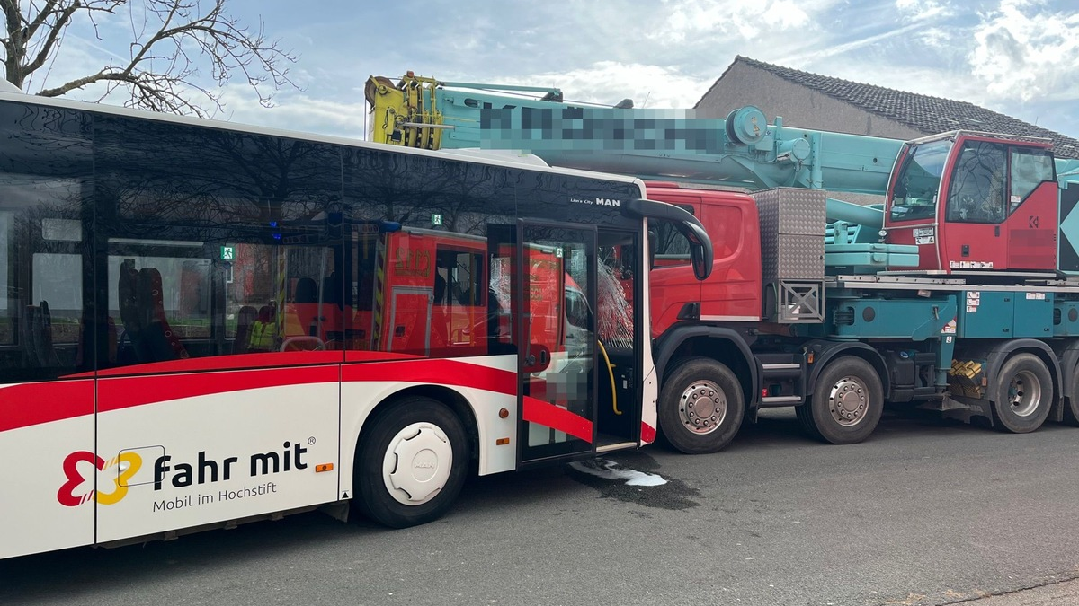POL-HX: Schulbus rollt gegen parkenden Kranwagen - Foto: presseportal.de