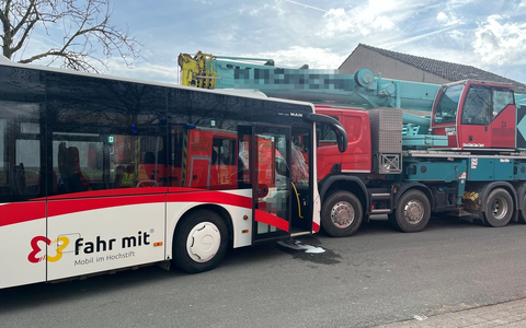 POL-HX: Schulbus rollt gegen parkenden Kranwagen - Foto: presseportal.de