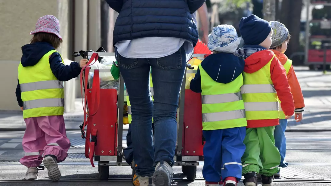 Ein Betreuerin läuft mit mehreren Kleinkindern über einen Bürgersteig. Das dieses Jahr endende Programm zum Kita-Ausbau stammt noch von der Vorgängerregierung. - Bild: Peter Kneffel/Deutsche Presse-Agentur GmbH/dpa
