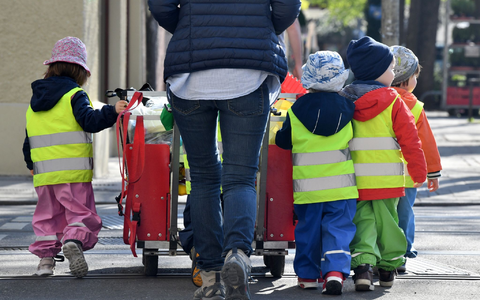 Ein Betreuerin läuft mit mehreren Kleinkindern über einen Bürgersteig. Das dieses Jahr endende Programm zum Kita-Ausbau stammt noch von der Vorgängerregierung. - Foto: Peter Kneffel/Deutsche Presse-Agentur GmbH/dpa