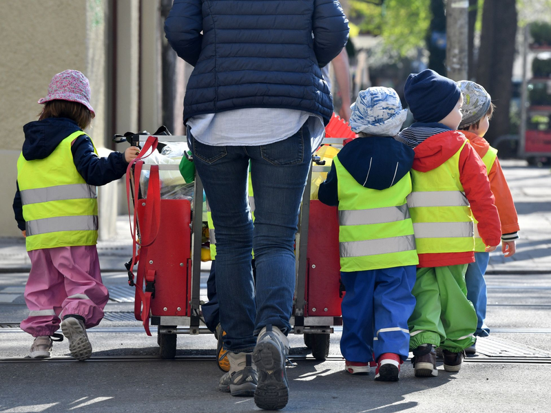 Ein Betreuerin läuft mit mehreren Kleinkindern über einen Bürgersteig. Das dieses Jahr endende Programm zum Kita-Ausbau stammt noch von der Vorgängerregierung. - Foto: Peter Kneffel/Deutsche Presse-Agentur GmbH/dpa