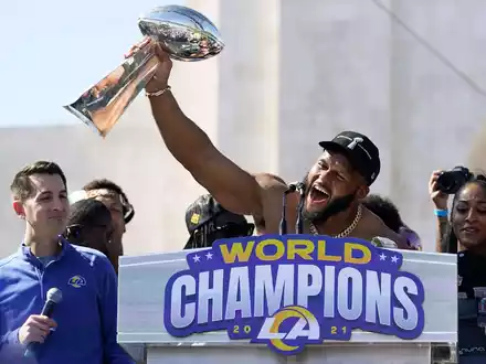 Aaron Donald beendet überraschend seine Karriere. - Foto: Marcio Jose Sanchez/AP/dpa