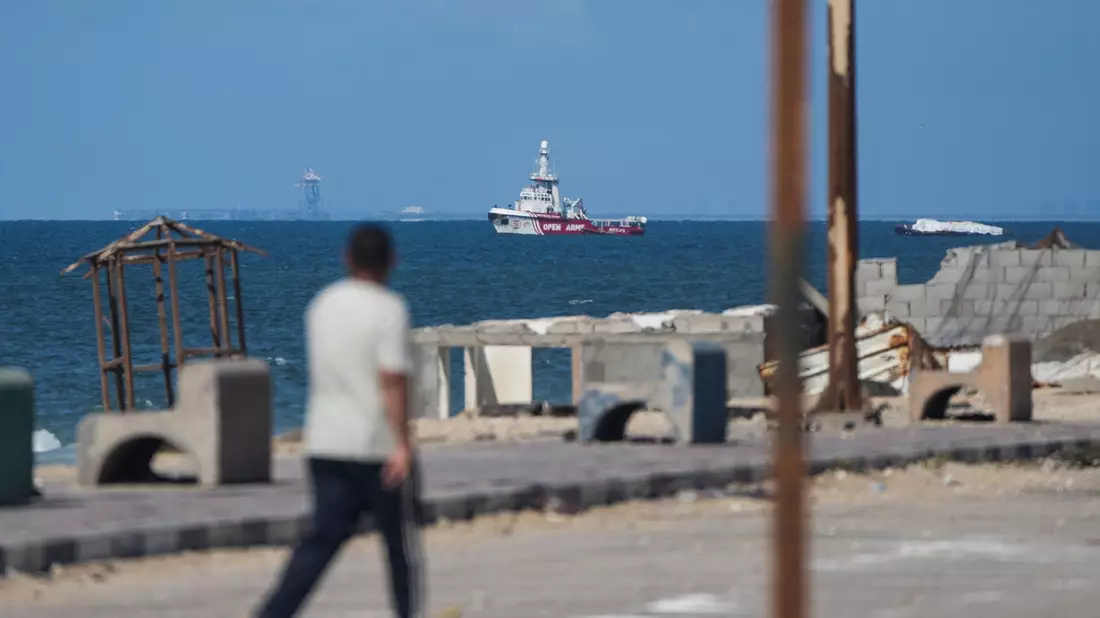 Ein Schiff der Hilfsorganisation Open Arms nähert sich der Küste des Gazastreifens und schleppt einen Lastkahn mit 200 Tonnen humanitärer Hilfe. - Bild: Abdel Kareem Hana/AP