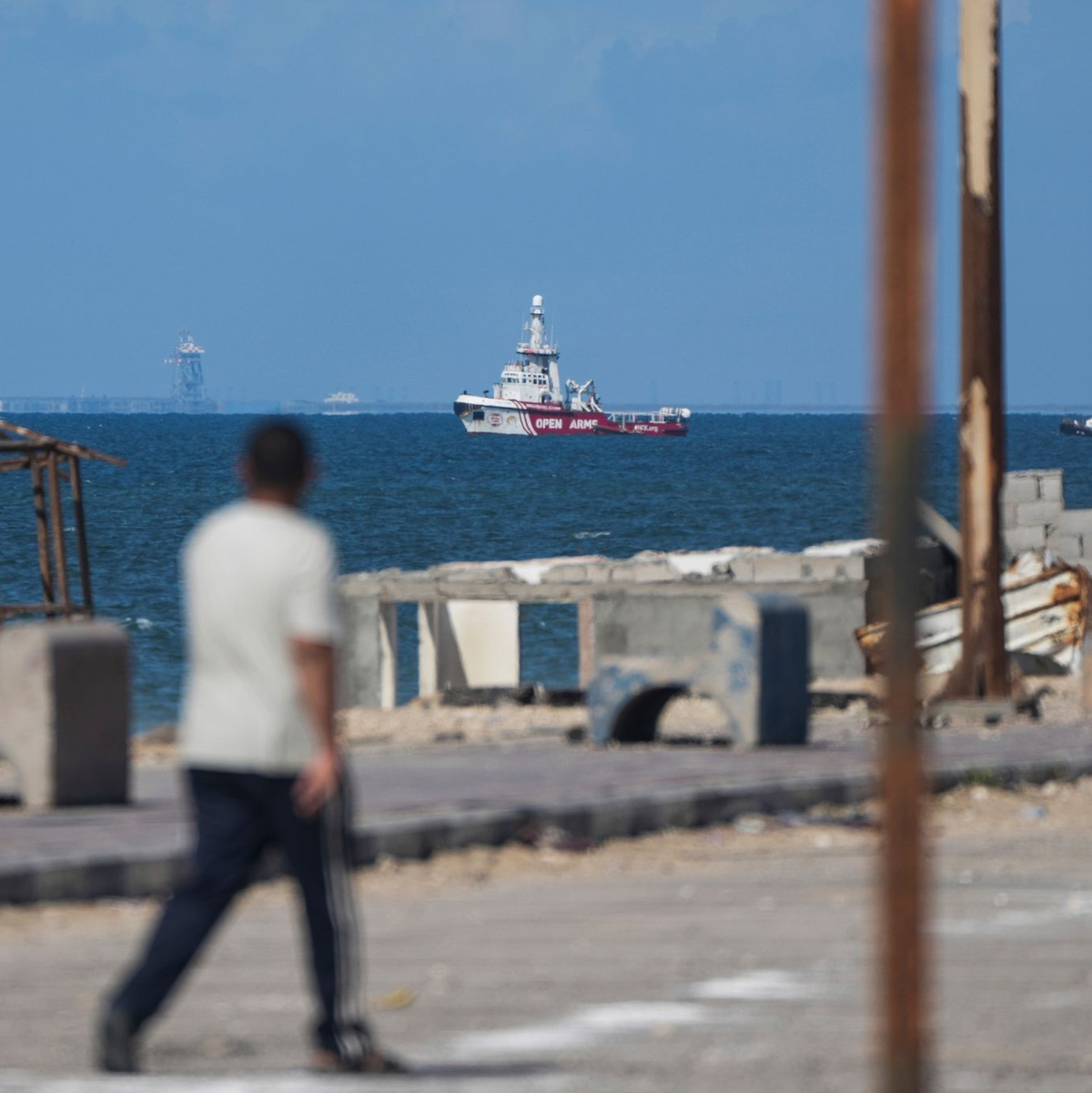 Ein Schiff der Hilfsorganisation Open Arms nähert sich der Küste des Gazastreifens und schleppt einen Lastkahn mit 200 Tonnen humanitärer Hilfe. - Foto: Abdel Kareem Hana/AP