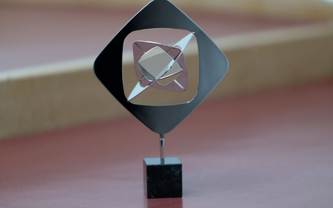 Eine Grimme-Preis Trophäe. Die Preisträger des diesjährigen Grimme-Preises wurden in Marl bekannt gegeben. - Foto: Henning Kaiser/dpa