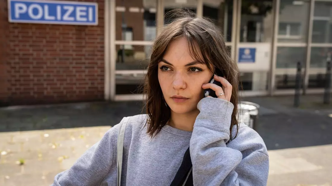 Anna (Emma Drogunova) versucht, sich einen Anwalt zu organisieren in einer Szene aus «Nichts, was uns passiert». Die WDR-Produktion ist Grimme-Preis Gewinner in der Kategorie Fiktion. - Bild: Thomas Kost/WDR/Gaumont/dpa