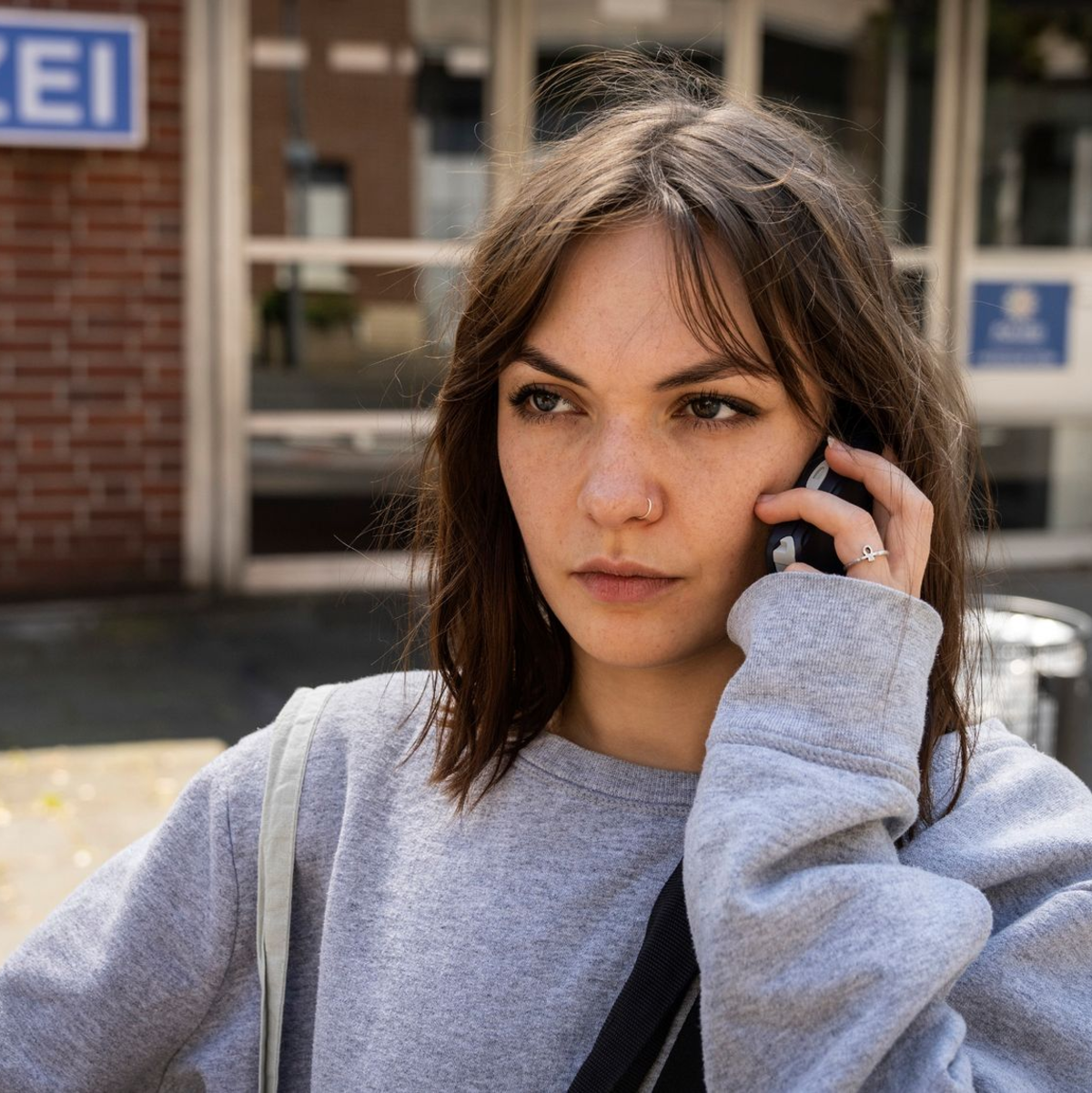 Anna (Emma Drogunova) versucht, sich einen Anwalt zu organisieren in einer Szene aus «Nichts, was uns passiert». Die WDR-Produktion ist Grimme-Preis Gewinner in der Kategorie Fiktion. - Foto: Thomas Kost/WDR/Gaumont/dpa