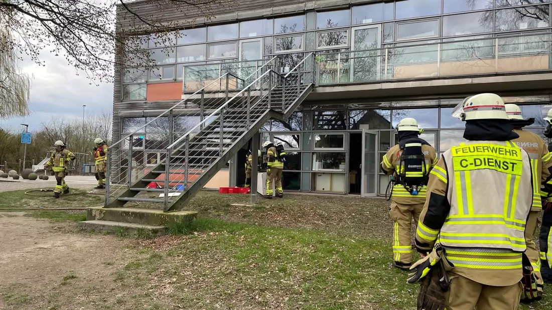 FF Bad Salzuflen: Feuer bricht in Klassenzimmer der Grundschule Knetterheide aus / Rauch breitet sich im Gebäude aus. Verletzt wird zum Glück niemand. - Bild: presseportal.de