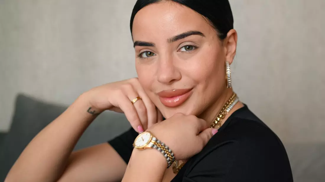 Zieht mit ihrem Freund Mike Heiter in den Container: Leyla Lahouar. - Bild: Arne Dedert/dpa