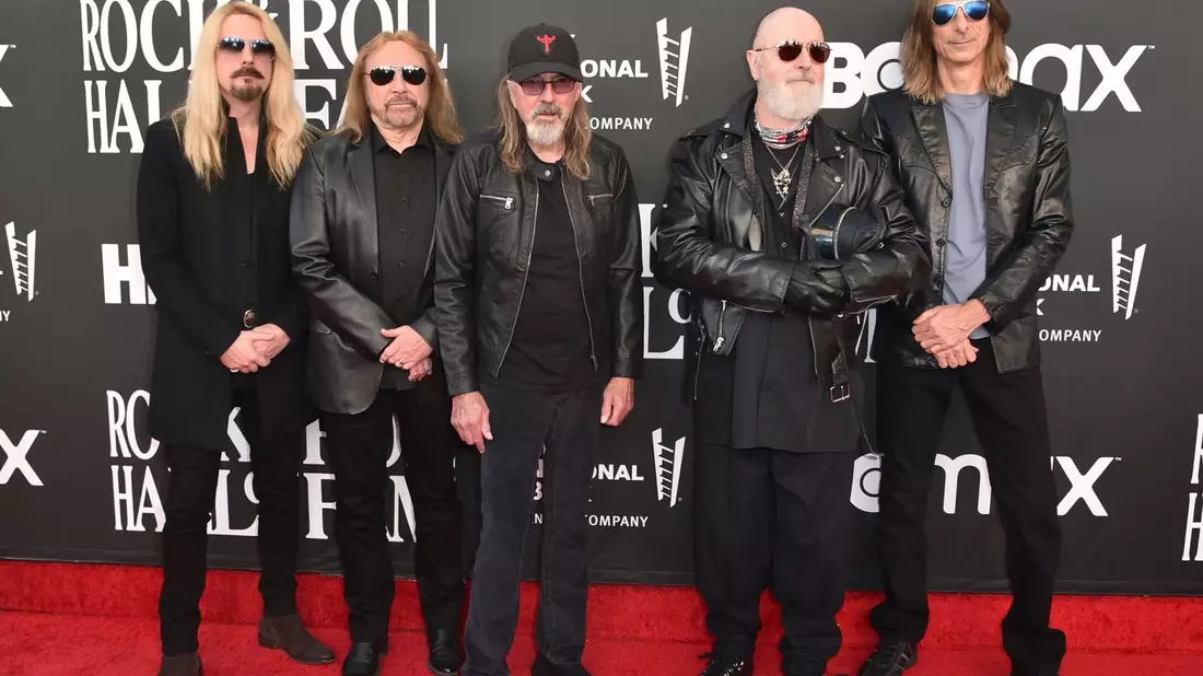 Hat die Spitze der deutschen Album-Charts erobert: die Metal-Band Judas Priest. - Bild: Richard Shotwell/AP/dpa