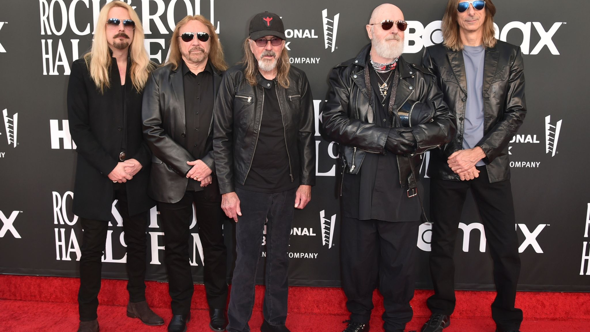Hat die Spitze der deutschen Album-Charts erobert: die Metal-Band Judas Priest. - Foto: Richard Shotwell/AP/dpa