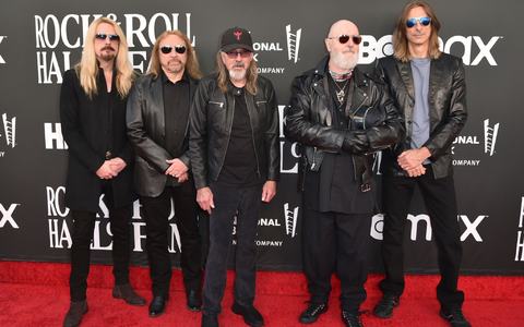 Hat die Spitze der deutschen Album-Charts erobert: die Metal-Band Judas Priest. - Foto: Richard Shotwell/AP/dpa