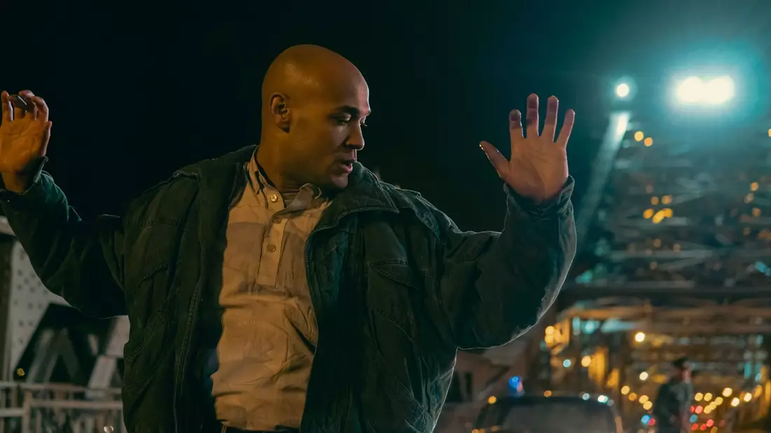 Sam (Malick Bauer) in einer Szene der Serie «Sam: Ein Sachse». Die Serie auf Disney+ zählt zu den diesjährigen Gewinnern des Grimme-Preises. - Bild: Yohana Papa Onyango/Disney/dpa