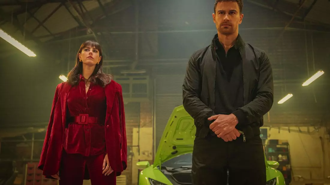 Susie Glass (Kaya Scodelario) und Eddie Horniman (Theo James) in einer Szene aus «The Gentlemen». - Bild: Christopher Rafael/Netflix/dpa