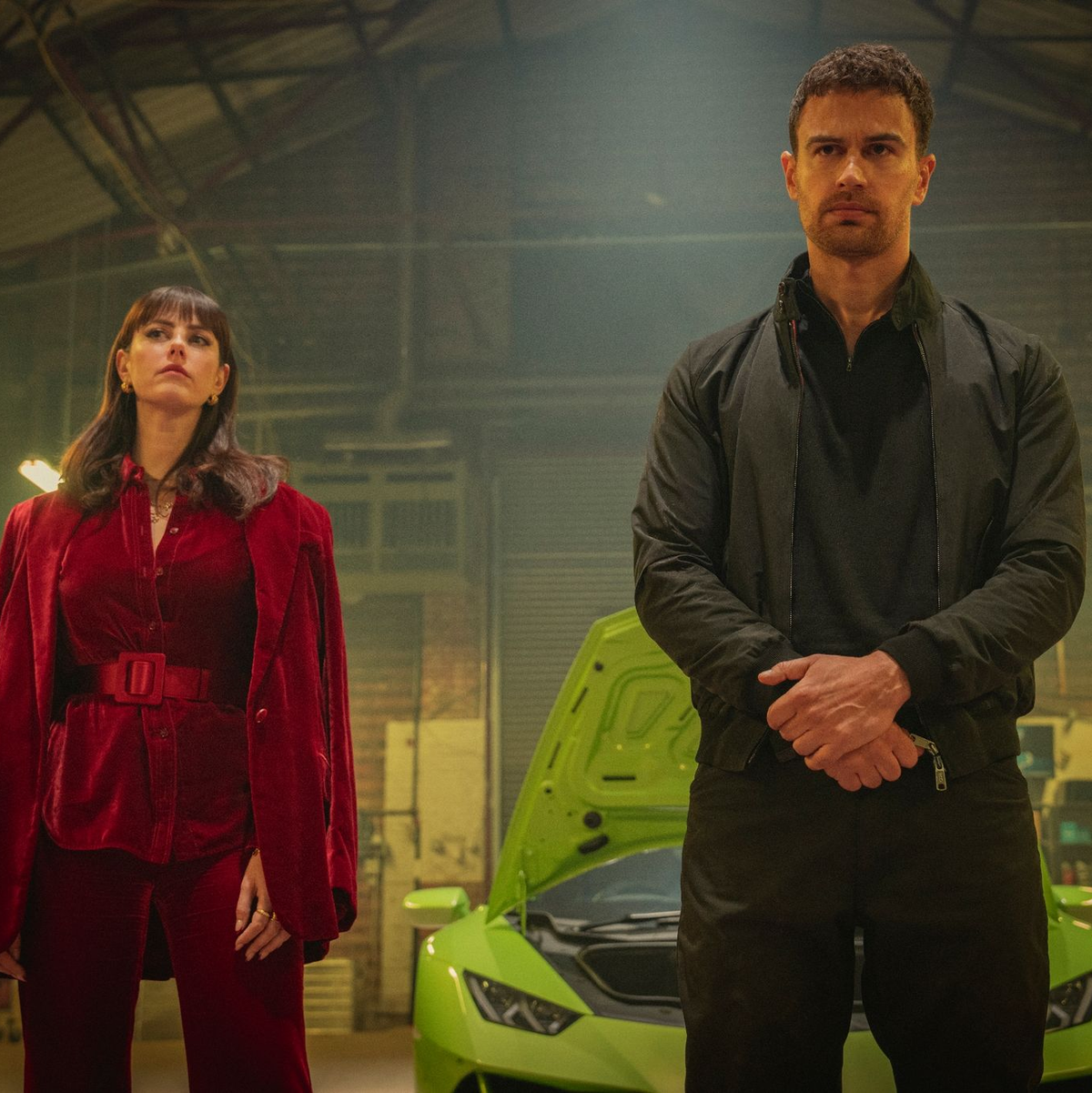 Susie Glass (Kaya Scodelario) und Eddie Horniman (Theo James) in einer Szene aus «The Gentlemen». - Foto: Christopher Rafael/Netflix/dpa