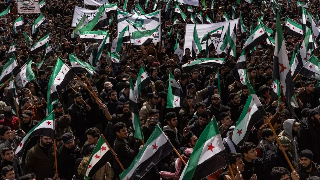 Tausende Menschen in Syrien haben zum Jahrestag des Kriegsausbruchs im Land gegen die Regierung von Machthaber Bashar Al-Assad demonstriert. - Bild: Anas Alkharboutli/dpa
