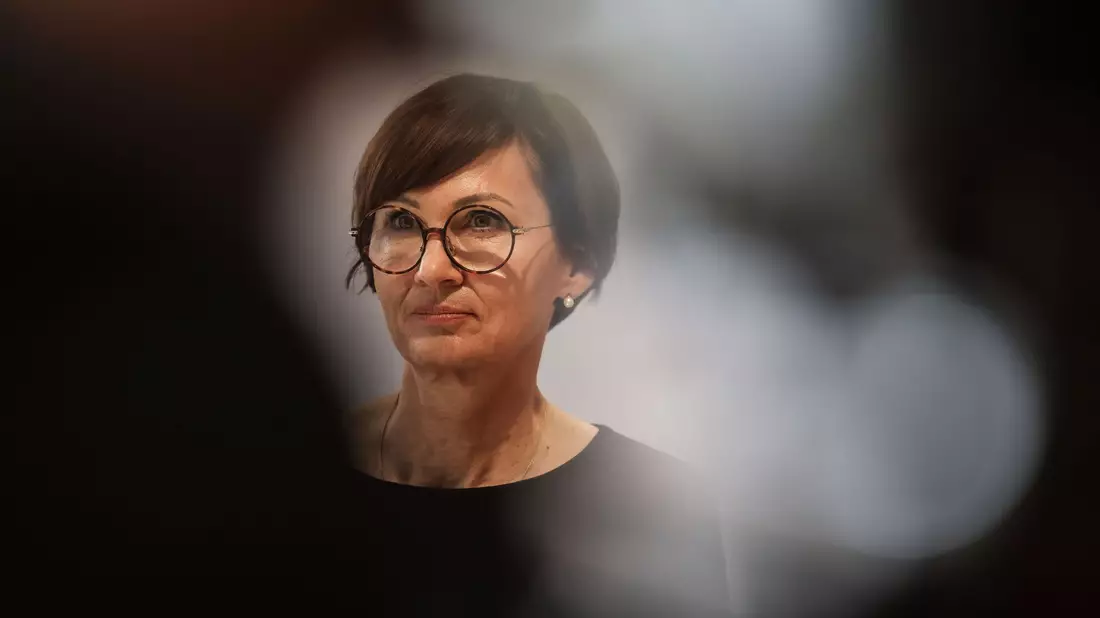 Bundesbildungsministerin Bettina Stark-Watzinger betont die Bedeutung des Zivilschutzes - auch an Schulen. - Bild: Oliver Berg/dpa