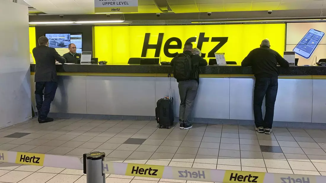 Hertz sorgte 2021 für Aufsehen mit der Ankündigung, 100.000 Tesla-Fahrzeuge zu kaufen. - Bild: -/kyodo/dpa