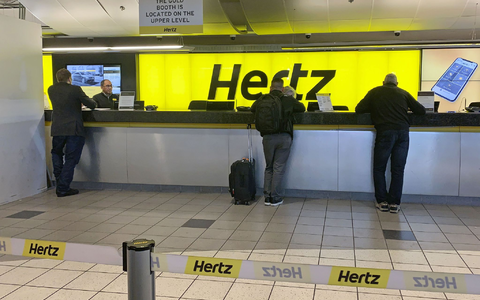 Hertz sorgte 2021 für Aufsehen mit der Ankündigung, 100.000 Tesla-Fahrzeuge zu kaufen. - Foto: -/kyodo/dpa