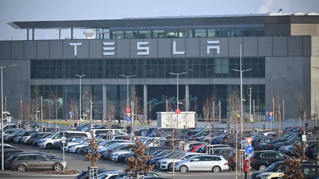 Tesla mietete für das Event das Gelände des Hollywood-Studios Warner Bros. in Los Angeles. (Archivbild) - Bild: Sebastian Christoph Gollnow/dpa