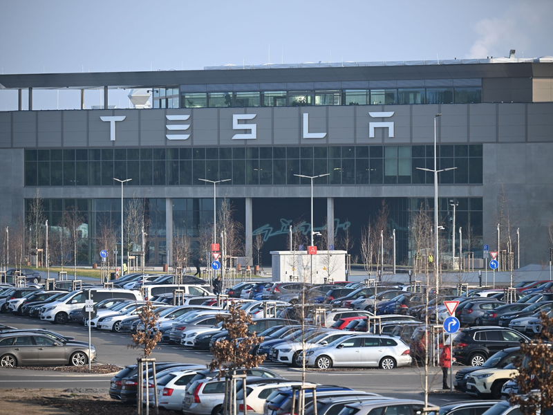 Tesla stellte das Robotaxi auf dem Gelände des Hollywood-Studios Warner Bros. vor. (Archivbild) - Foto: Sebastian Christoph Gollnow/dpa