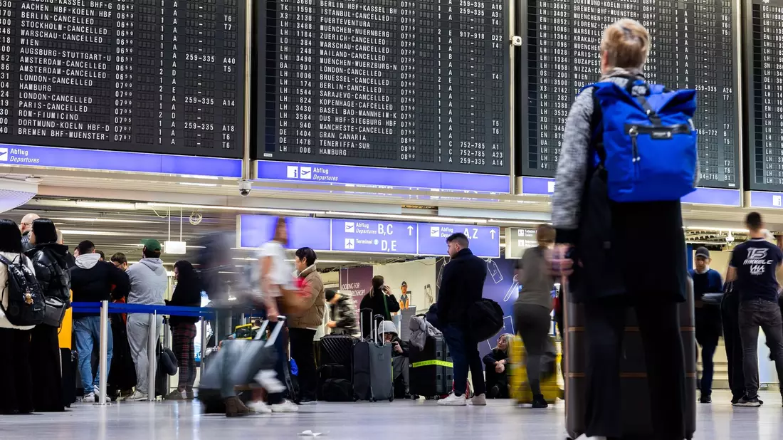 Mit den Warnstreiks der Luftsicherheitskräfte wollte Verdi vor der nächsten Verhandlungsrunde am 20. März den Druck auf die Arbeitgeber erhöhen. - Bild: Lando Hass/dpa