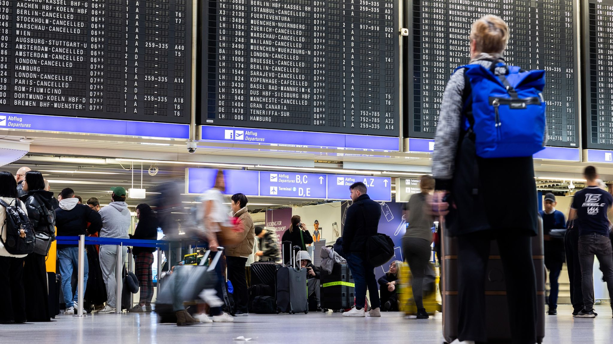Mit den Warnstreiks der Luftsicherheitskräfte wollte Verdi vor der nächsten Verhandlungsrunde am 20. März den Druck auf die Arbeitgeber erhöhen. - Foto: Lando Hass/dpa
