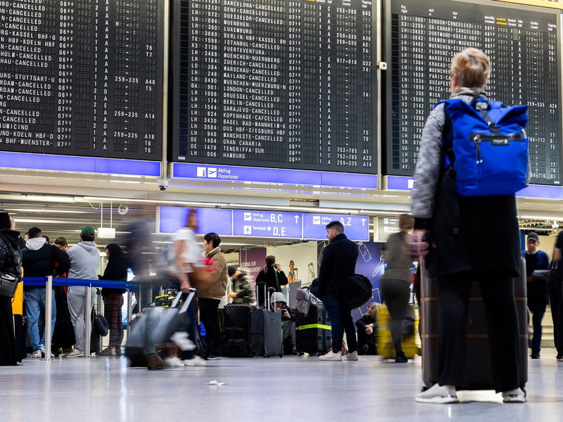 Mit den Warnstreiks der Luftsicherheitskräfte wollte Verdi vor der nächsten Verhandlungsrunde am 20. März den Druck auf die Arbeitgeber erhöhen. - Foto: Lando Hass/dpa