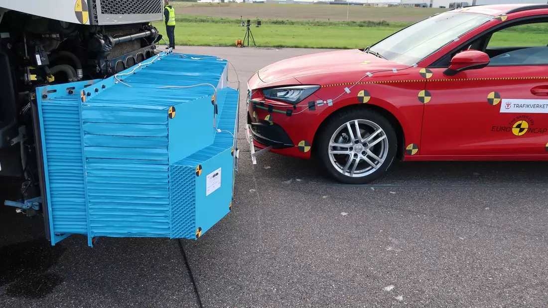 Ein Lkw mit einer aus Aluminiumwaben bestehende Front, die vor weniger verheerenden Kollisionen schützen soll. - Bild: Trafikverket/Chalmers University of Technology /dpa