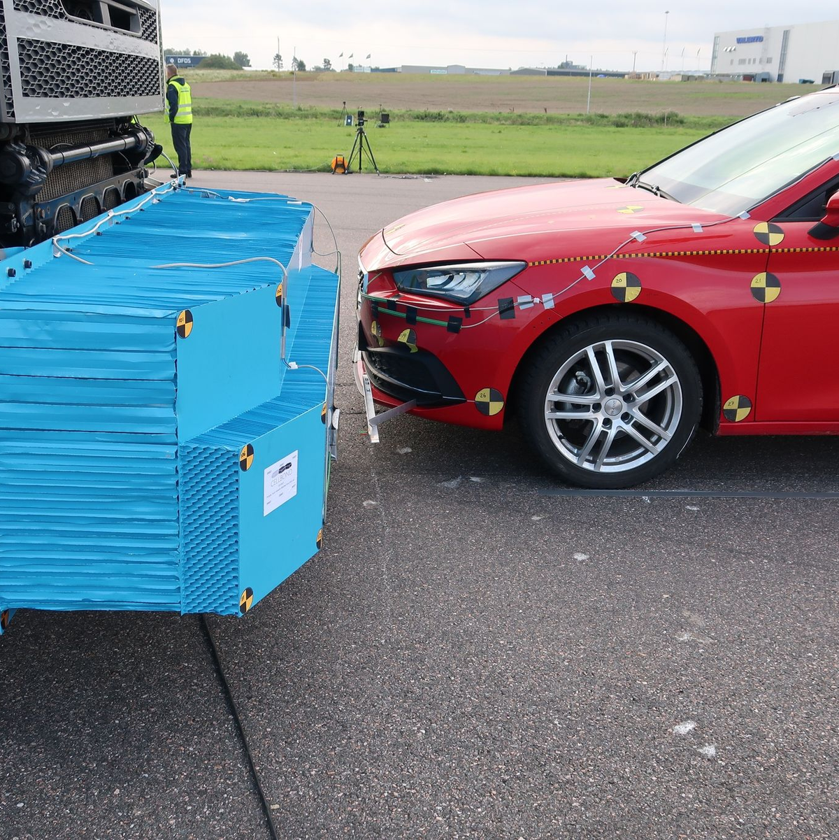 Ein Lkw mit einer aus Aluminiumwaben bestehende Front, die vor weniger verheerenden Kollisionen schützen soll. - Foto: Trafikverket/Chalmers University of Technology /dpa