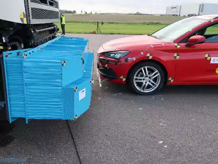 Ein Lkw mit einer aus Aluminiumwaben bestehende Front, die vor weniger verheerenden Kollisionen schützen soll. - Foto: Trafikverket/Chalmers University of Technology /dpa