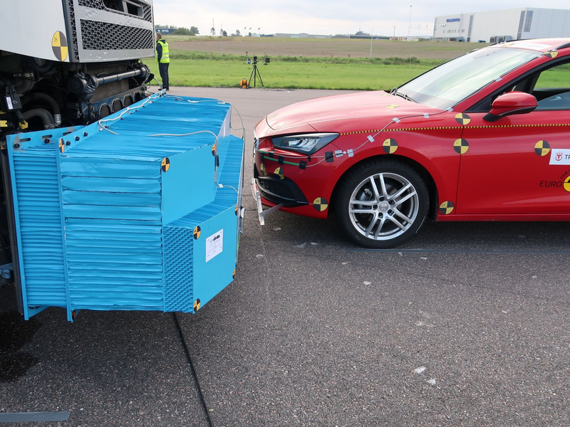 Ein Lkw mit einer aus Aluminiumwaben bestehende Front, die vor weniger verheerenden Kollisionen schützen soll. - Foto: Trafikverket/Chalmers University of Technology /dpa