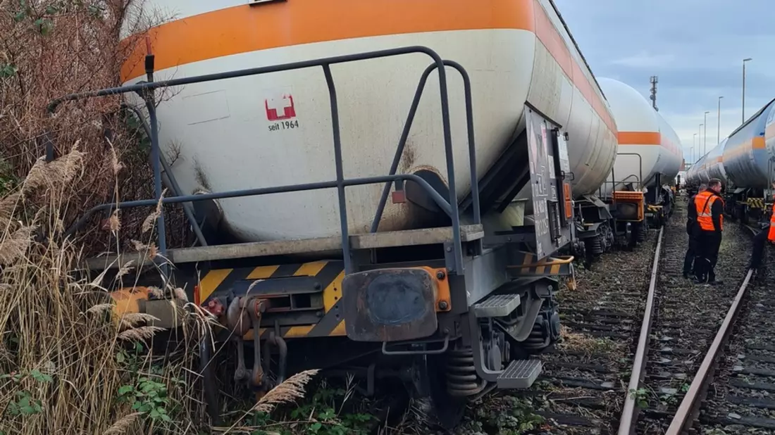 BPOL-F: Kesselwagen bei Rangierarbeiten entgleist - Bild: presseportal.de