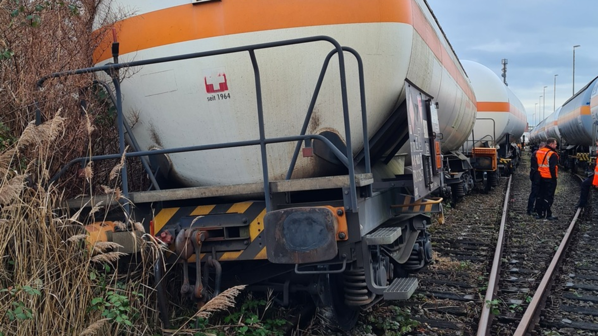 BPOL-F: Kesselwagen bei Rangierarbeiten entgleist - Foto: presseportal.de