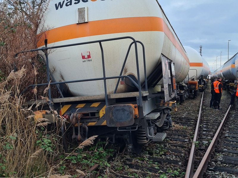 BPOL-F: Kesselwagen bei Rangierarbeiten entgleist - Foto: presseportal.de