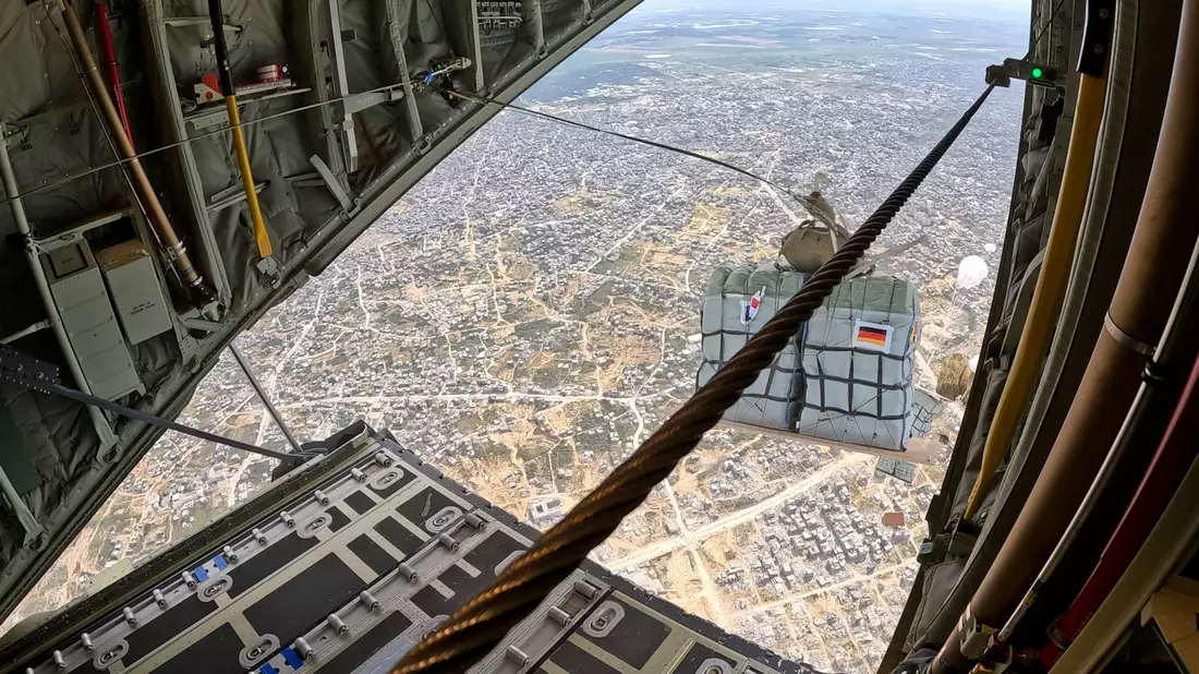 Eine C-130 der deutschen Luftwaffe wirft Hilfsgüter über dem Gazastreifen ab. - Bild: Christian Timmig/Bundeswehr/dpa